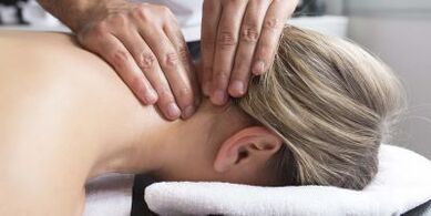 Massaggia, rilassa il collo e le spalle, allevia i sintomi dell'osteocondrosi del rachide cervicale