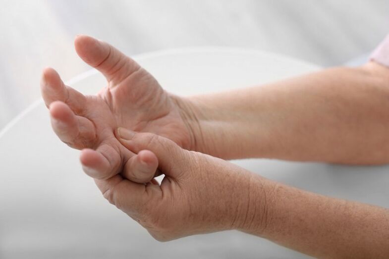 Il dolore alle mani e alle dita è un sintomo comune dell'osteocondrosi cervicale