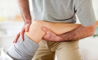 massaggio al ginocchio per l'artrite