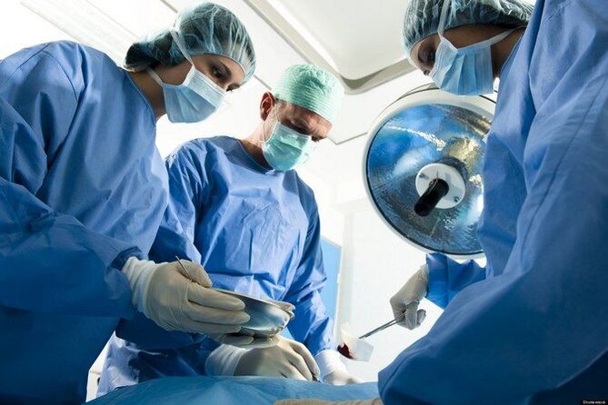 Il processo di esecuzione di un intervento chirurgico su un'articolazione malata