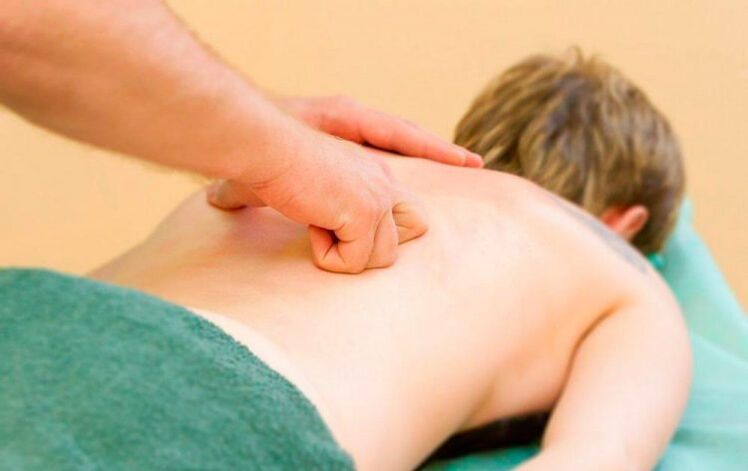 Esecuzione di massaggio toracico alla schiena per l'osteocondrosi