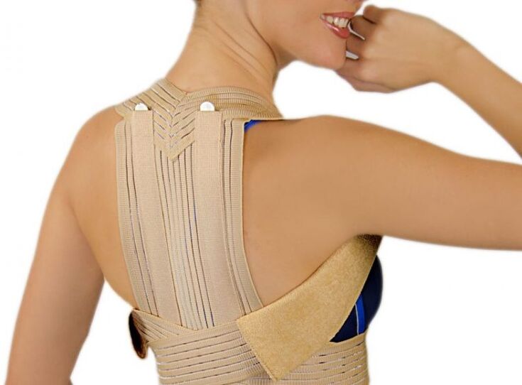 Indossare un corsetto può ridurre il carico sulla colonna vertebrale colpita dall'osteocondrosi