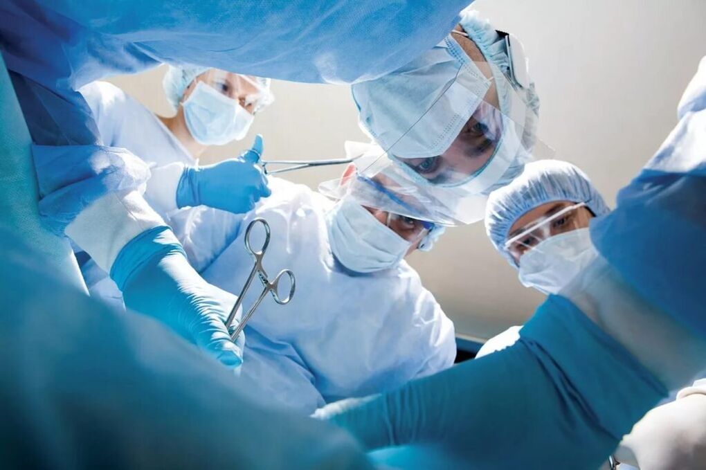 Per l'osteocondrosi toracica complicata, viene eseguito un intervento chirurgico