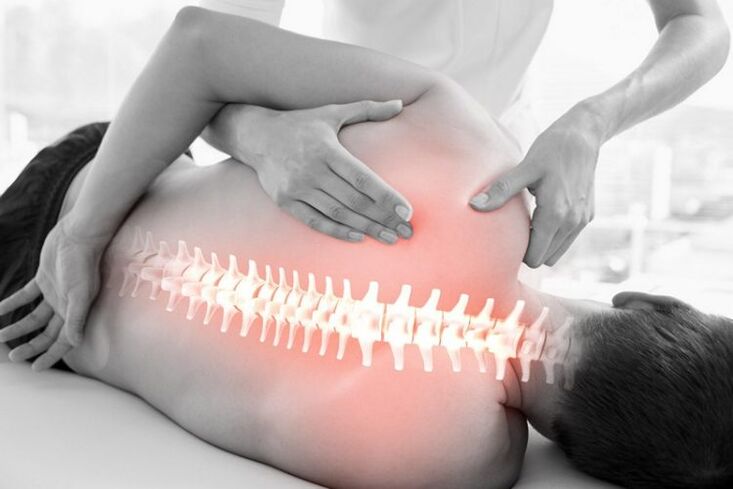 Sessione di terapia manuale per l'osteocondrosi della colonna vertebrale toracica