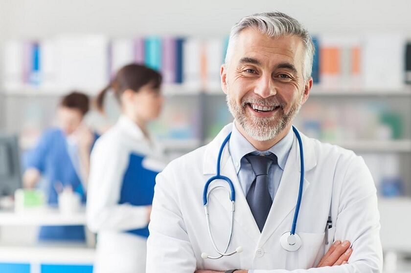 medico che cura l'artrosi